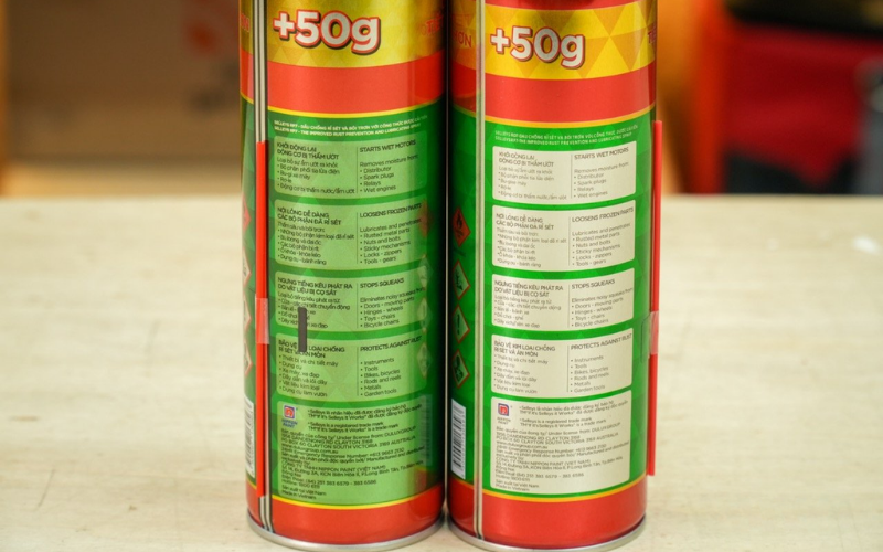 Bên trái là chai thật bên phải là chai giảnhái. Bên trái là chai thật bên phải là chai giảnhái.