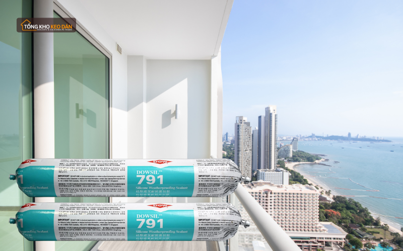 Dùng keo Dowsil 791 trám kín khe hở kính cường lực
