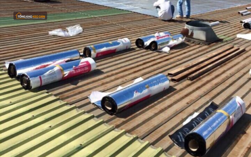 Tấm dán chống dột mái tôn tự dính