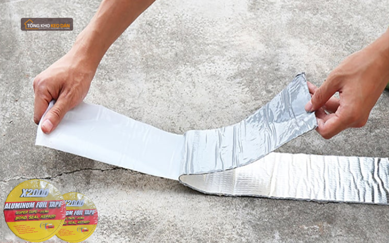 dùng băng keo chống thấm dột