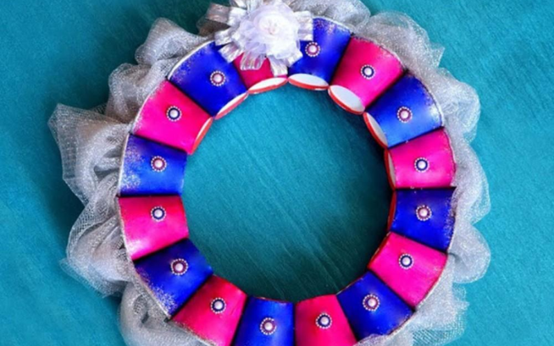 Làm vòng nguyệt quế bằng ly nhựa