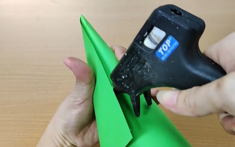 Tạo thân cây thông bước đầu trong cách làm cây thông Noel bằng keo nến Tạo thân cây thông bước đầu trong cách làm cây thông Noel bằng keo nến