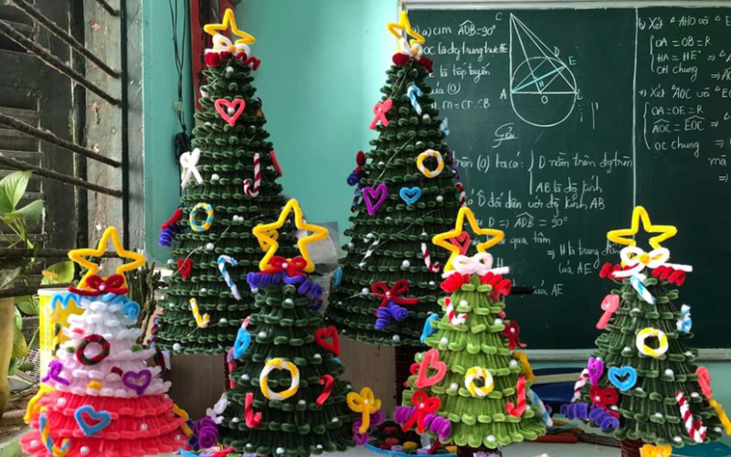 Ý tưởng trang trí cây thông giáng sinh băng keo kẽm nhung và keo nến Ý tưởng trang trí cây thông giáng sinh băng keo kẽm nhung và keo nến