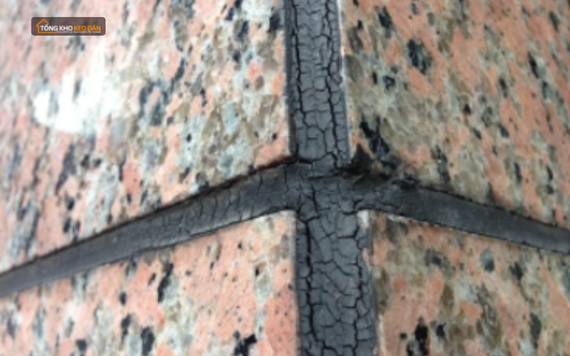 Mối nối trám keo bị nứt, giảm bám dính với 2 cạnh của mối nối