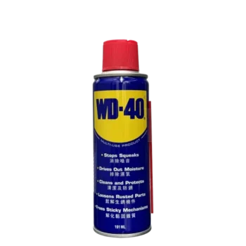 Chai dầu chống rỉ sét WD-40 bảo vệ kim loại không bị gỉ sét và ăn mòn, thẩm thấu qua những chi tiết bị kẹt, đẩy hơi ẩm và bôi trơn hầu hết mọi thứ.