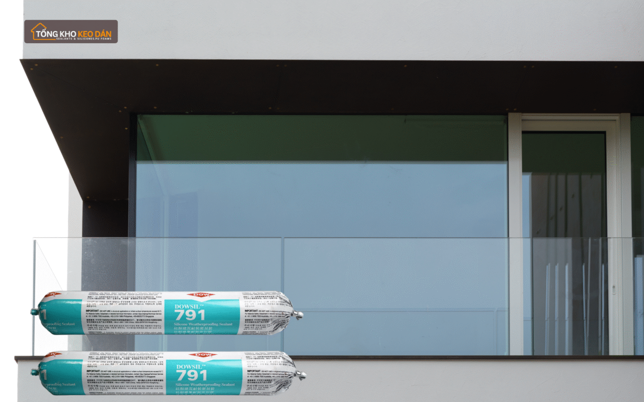 Dùng keo Dowsil 791 trám kín khe hở kính cường lực ngoài trời hiệu quả